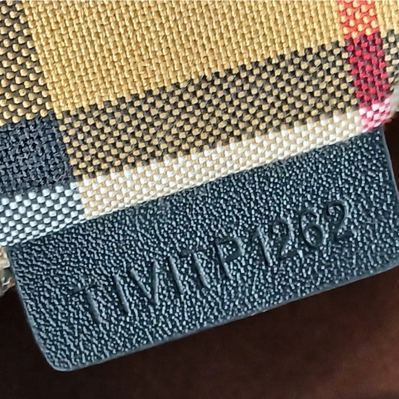 Authentic BURBERRY Calfskin Small Grommet Embossed Crest Bag in Black. - Picture 10 of 12